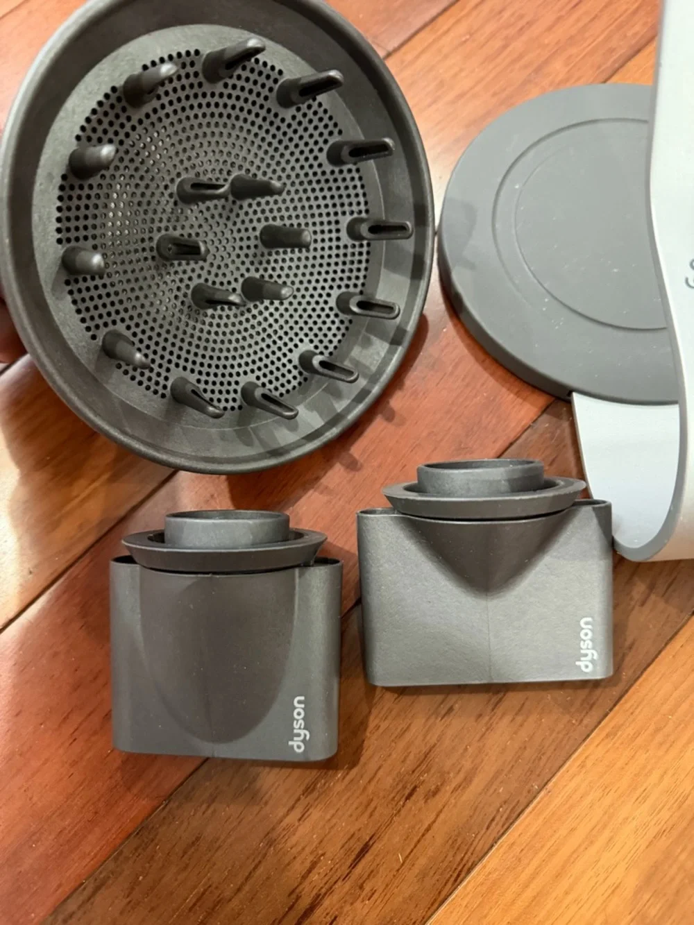 Dyson  Accessories and stand - Picture 2 of 3